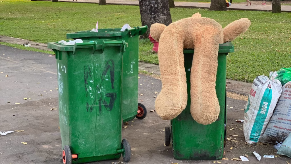 Falls Church and Arlington residents often have substantial amounts of trash to dispose of. Our full-service trash removal crew is here to simplify your life and improve your quality of living. Clutter can be distracting and stressful, but the more garbage you have, the easier it is to succeed. Tackle General Garbage with Ease